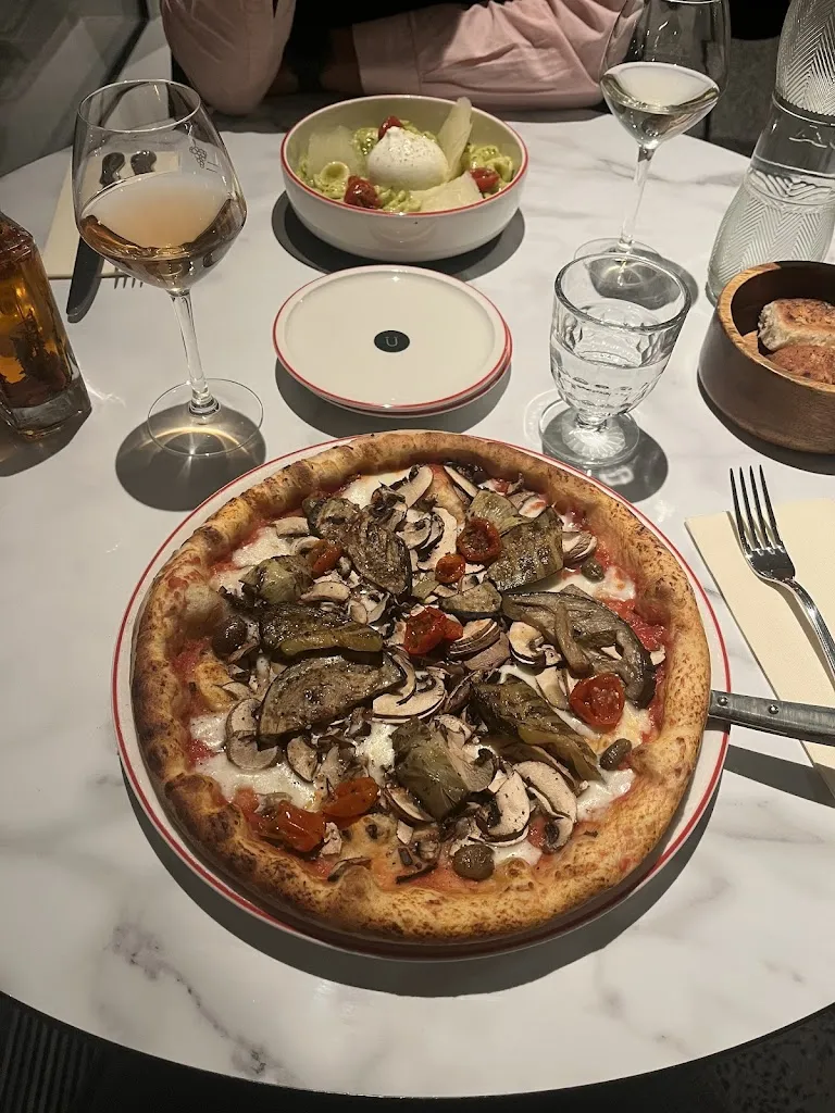 Adri Kiracofe_Umberto - Casino d'Evian_Évian-les-Bains_review