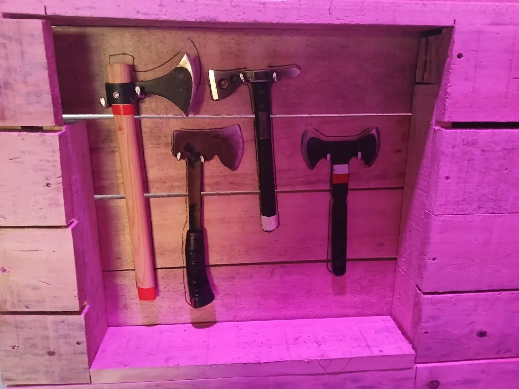 Karen Schotte_L'hache Prise Caen | bar | lancer de hache_Mondeville_review