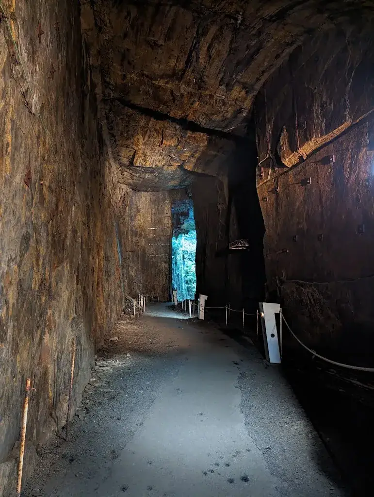 Iain Gregory_Souterroscope Ardoisières_Caumont-sur-Aure_review