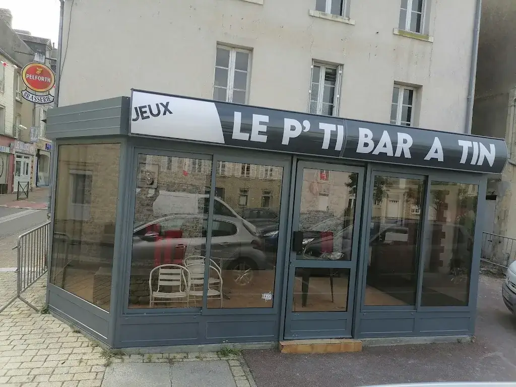 le p'ti bar a tin restaurant in Carentan-les-Marais