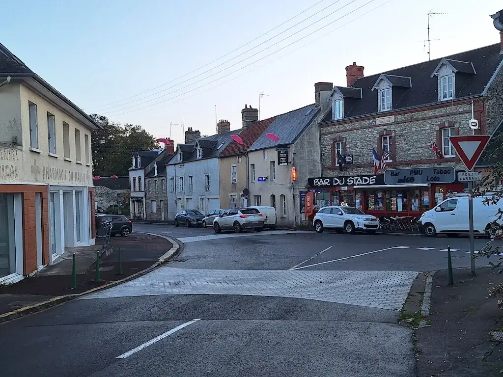 Wojtek Milewski_Café du Stade_Carentan-les-Marais_recensione