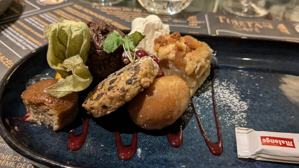 Dalai Lada_Tibetan Café_Neuvecelle_review