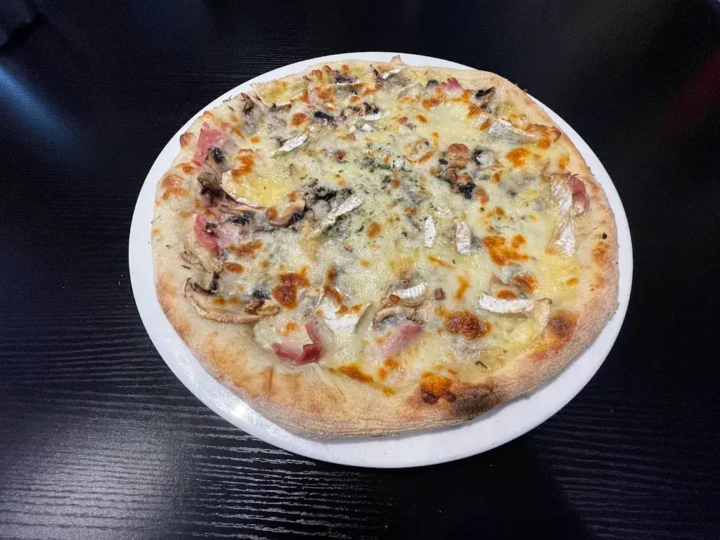 Distributeur de pizza 24/24 7/7 Manu Patton ristorante a Carentan-les-Marais