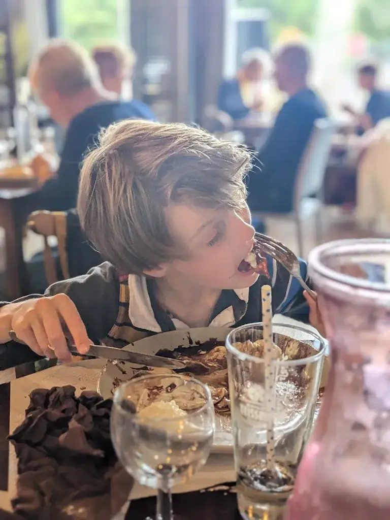 Gregory Arding_Les Cabines_Ouistreham_review