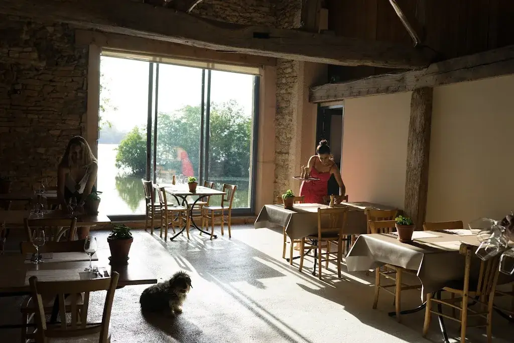 Le port de By restaurant à Grièges