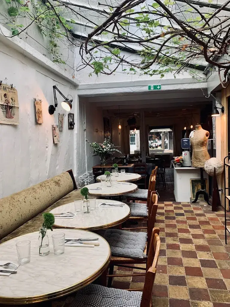 Chez mademoiselle elliott restaurant in Cormeilles