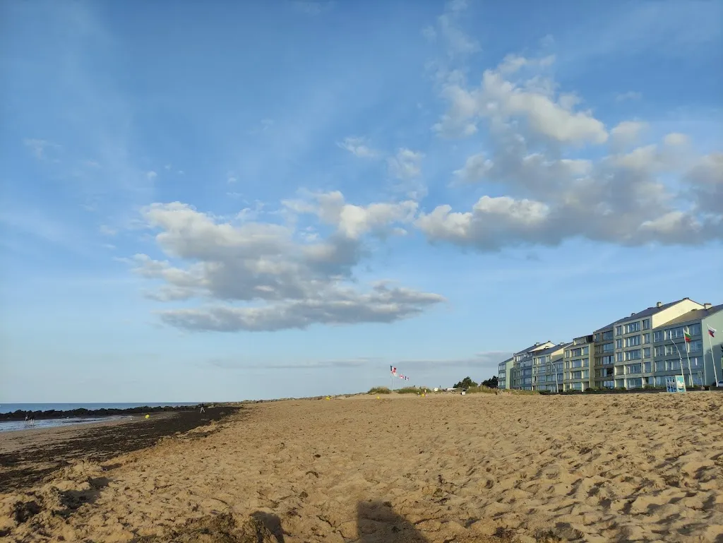 Elizabeth Baker_Plage de Courseulles sur Mer_Courseulles-sur-Mer_review