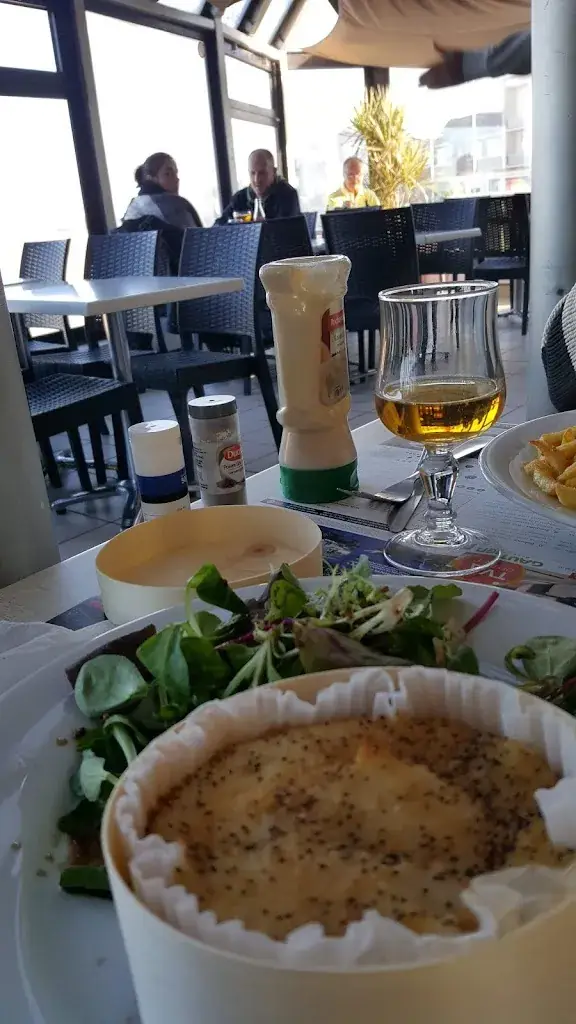 Matthew English_Bar de la Mer à Arromanches-les-Bains_Courseulles-sur-Mer_recensione