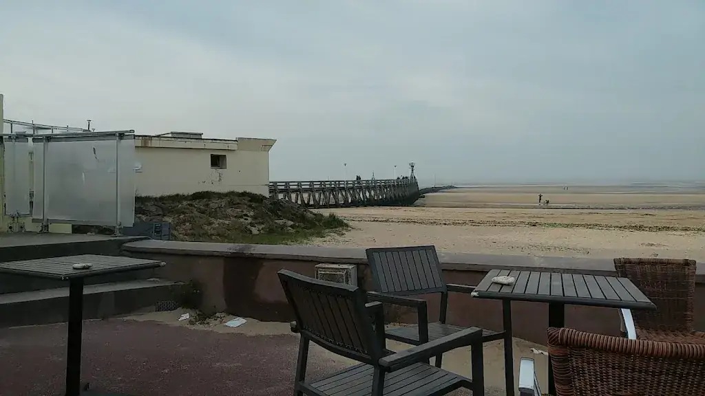 Darren Whitney_Bar de la Mer à Arromanches-les-Bains_Courseulles-sur-Mer_recensione