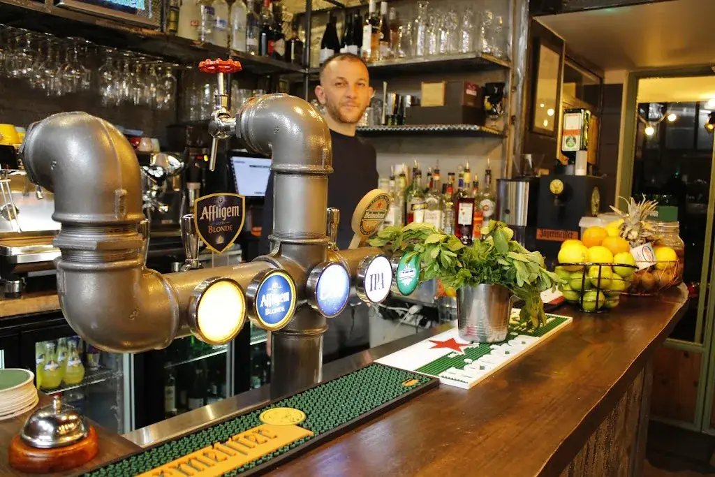 L'Indus Bistro Brasserie restaurant in Gaillard