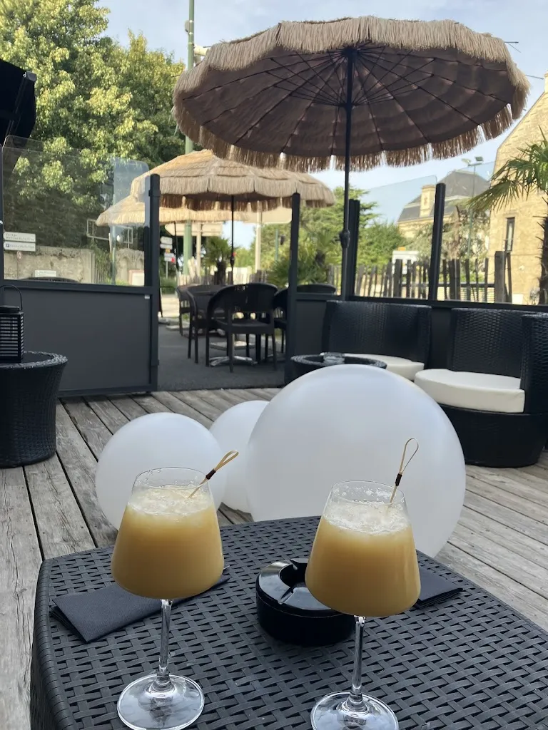 Samia Decommer_LES PLANCHES_Douvres-la-Délivrande_review