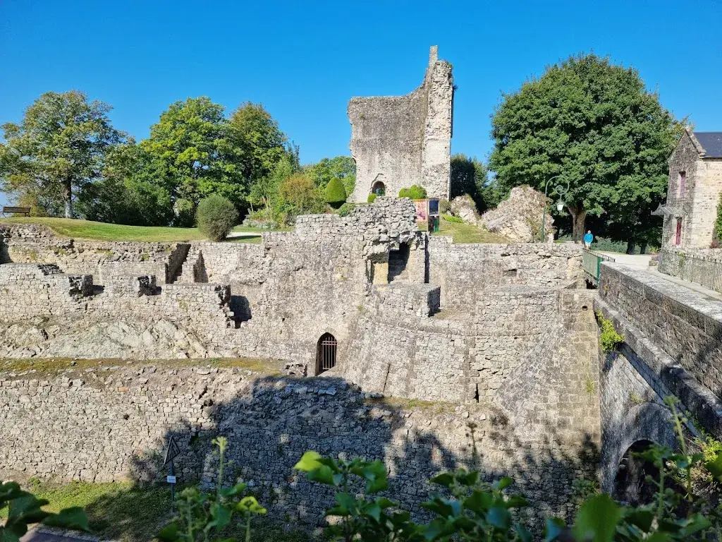 Château de Domfront restaurant in Poiraie