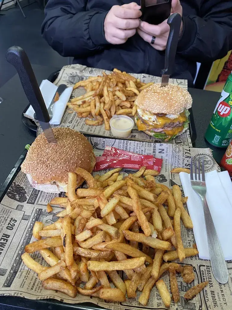 Samantha Rollet_Bobby's Burger_Doudeville_review