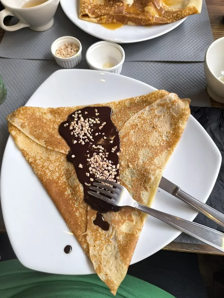 Mahesh Valecha_Le Lann-Bihoué_Étretat_review