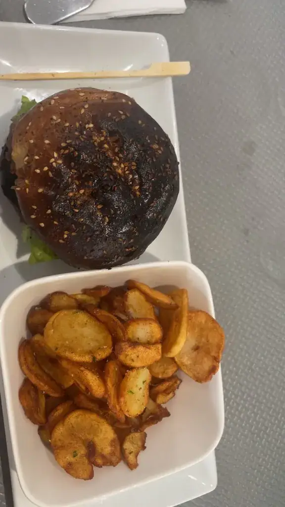 B Be_Les Potes Iront_Ézy-sur-Eure_review