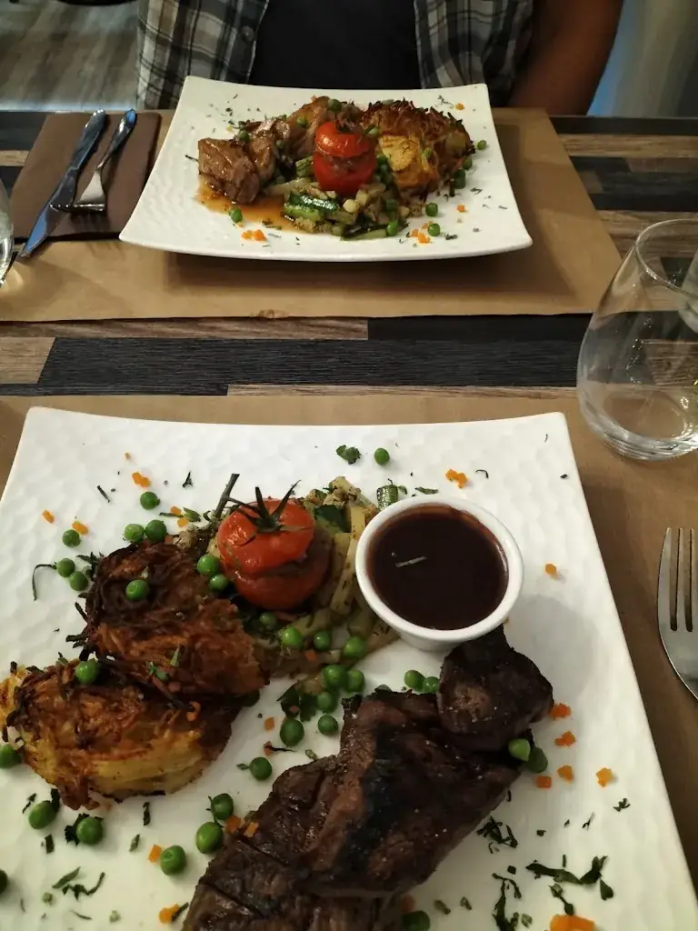 Marcus Mills_LA PARENTHÈSE_Flers_review