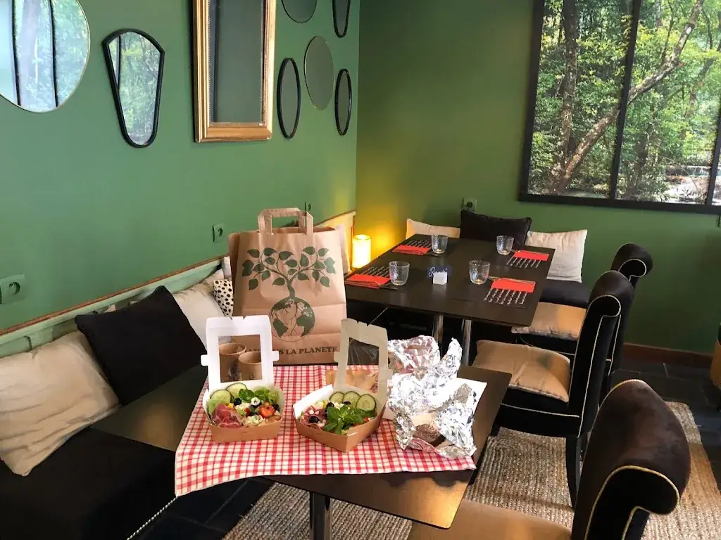 Le Petit Lyons Restaurant in Lyons-la-Forêt