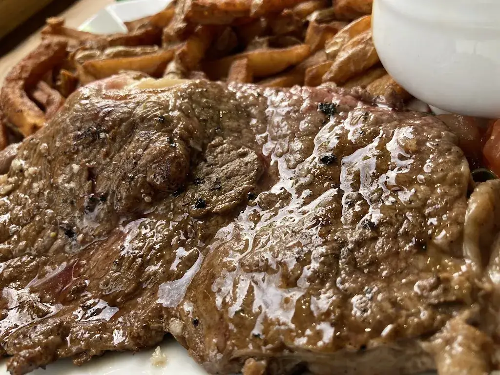 Domenico Cimino_La Familia_Forges-les-Eaux_review