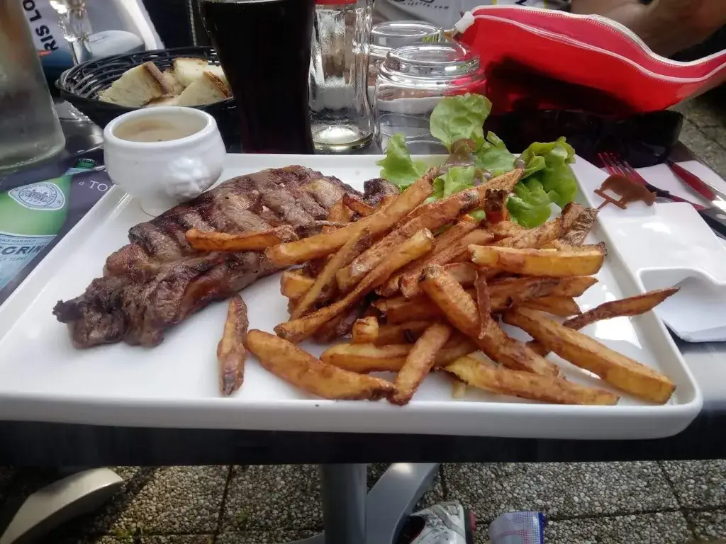 simon storey_La Familia_Forges-les-Eaux_review