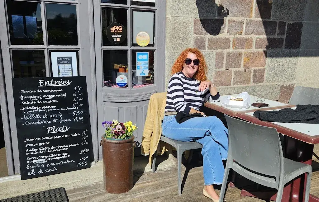 Rich Ealing_HÔTEL DE LA GARE_Gavray-sur-Sienne_reseña