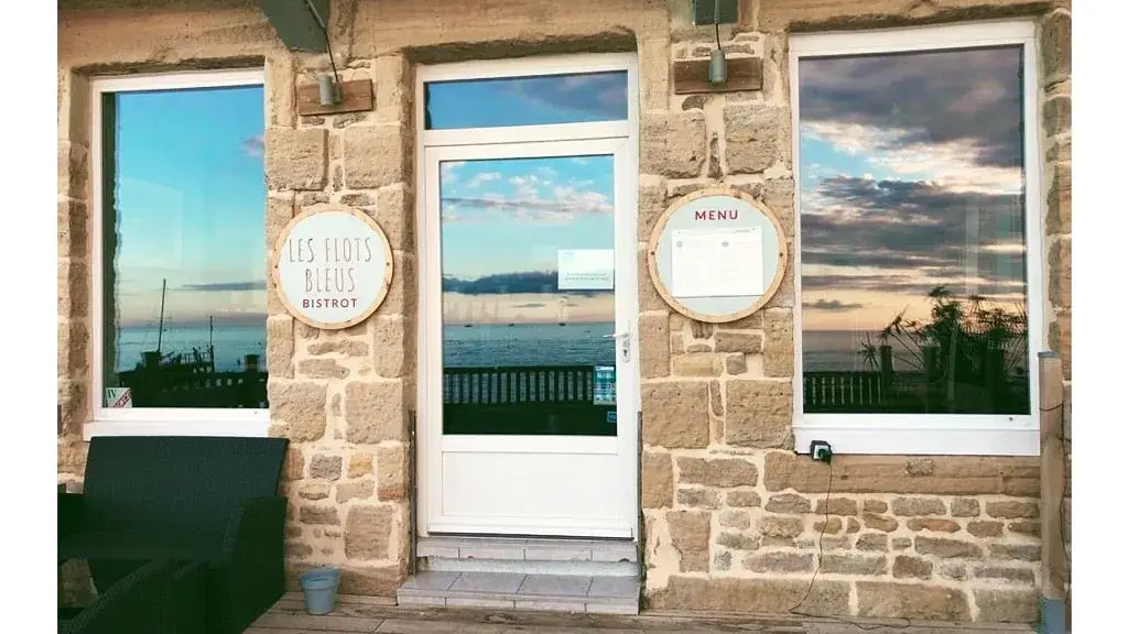 Les flots bleus restaurant in Grandcamp-Maisy