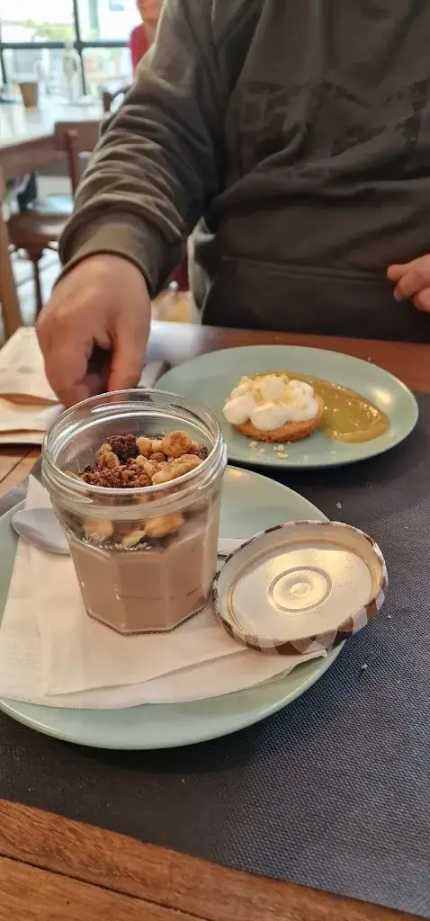 Louise Doran_La Frégate_Grandcamp-Maisy_review