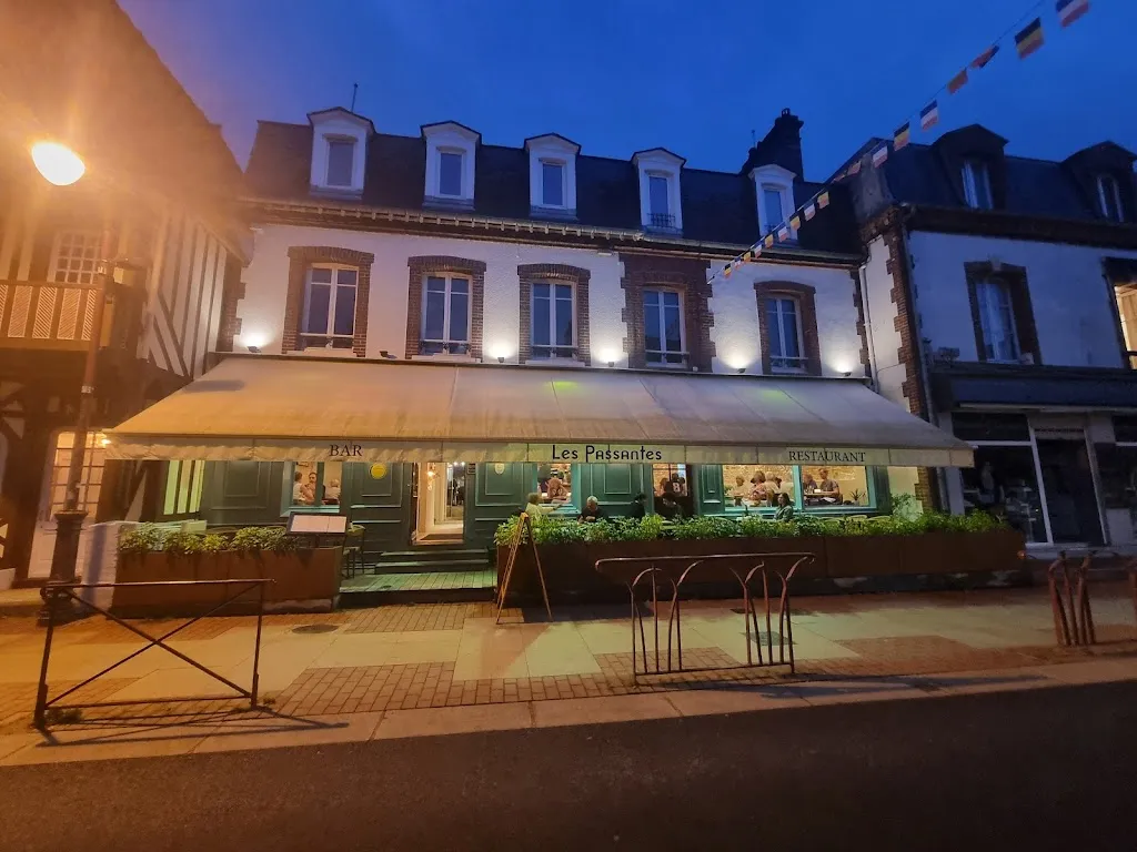 Mark_Les passantes_Houlgate_review