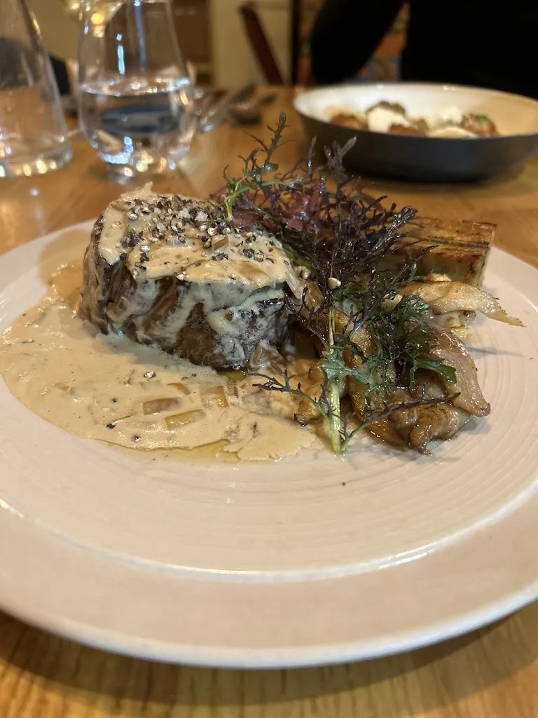 Eduardo Gil Torrano_Les passantes_Houlgate_review