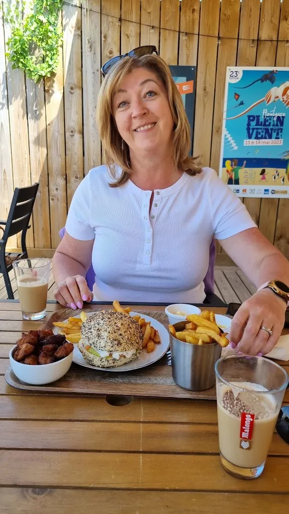 Colm B. Usher_L'Instant Plage_Houlgate_review