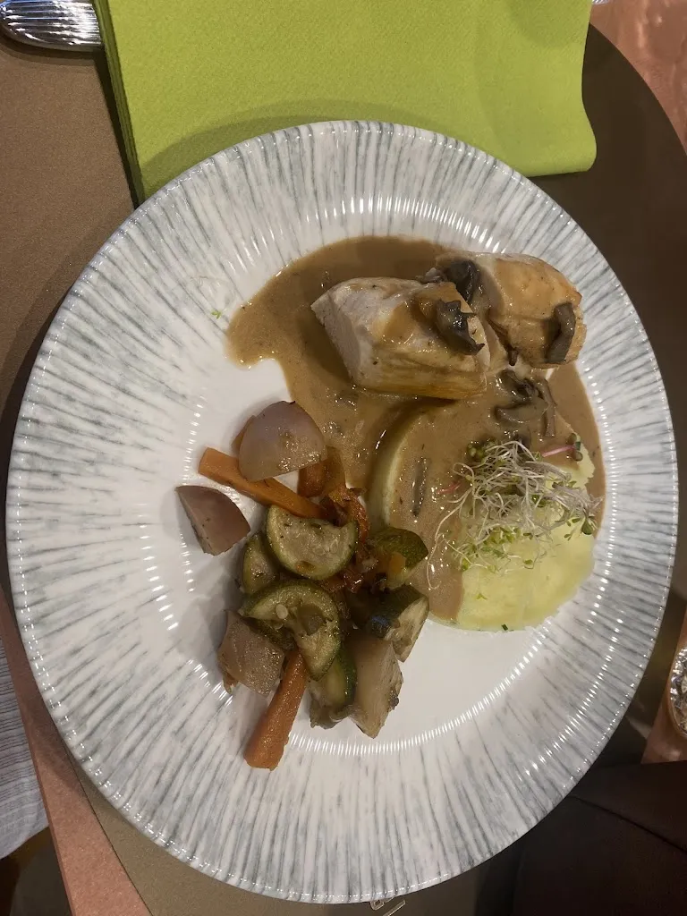 Louna Zek_La Joly Table_Ifs_review