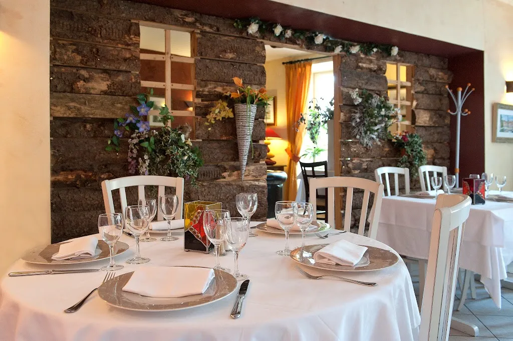 Logis Hôtel Restaurant Le Val d'Amby restaurant in Hières-sur-Amby