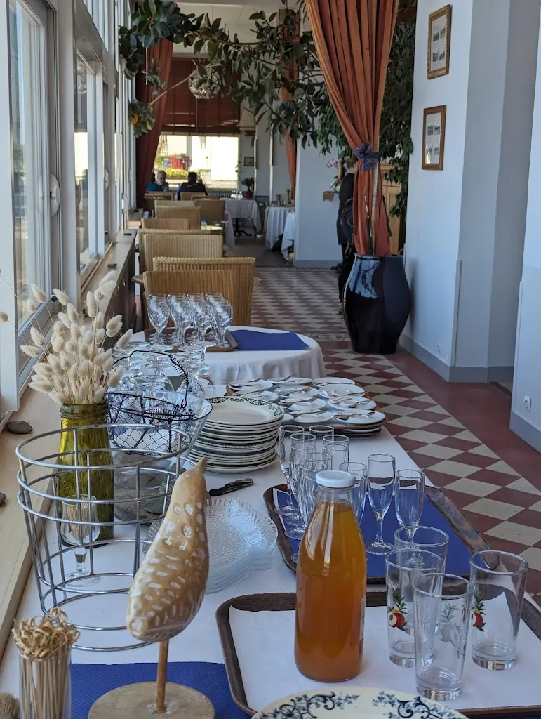 Suzanne Dennis_La Promenade_Jullouville_review