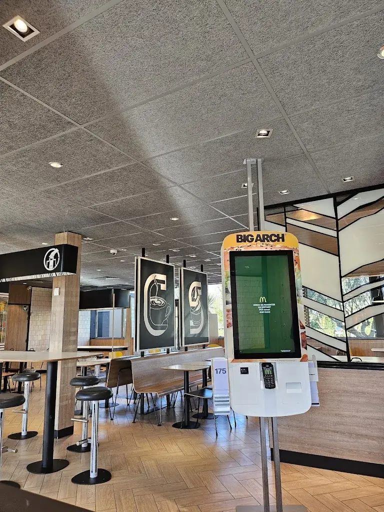 Zsófia Kujbus_McDonald's_Isigny-sur-Mer_recensione