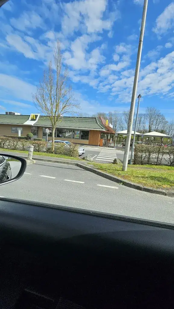 anara mccarthy_McDonald's_Isigny-sur-Mer_recensione