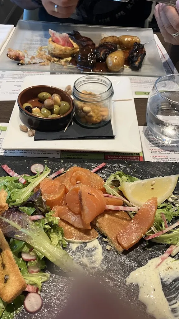 Anastasiia Kryzhanovska_Auberge Les Canisses_Saint-Pierre-la-Garenne_review