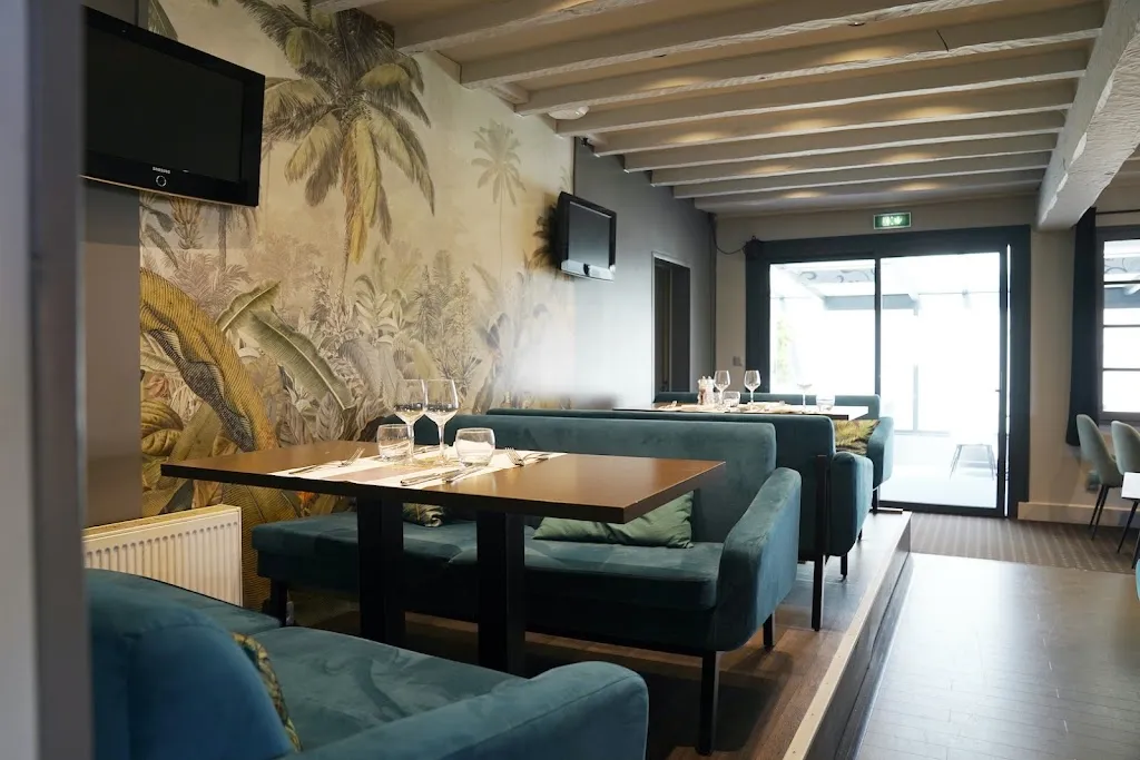 Auberge Les Canisses restaurant in Saint-Pierre-la-Garenne