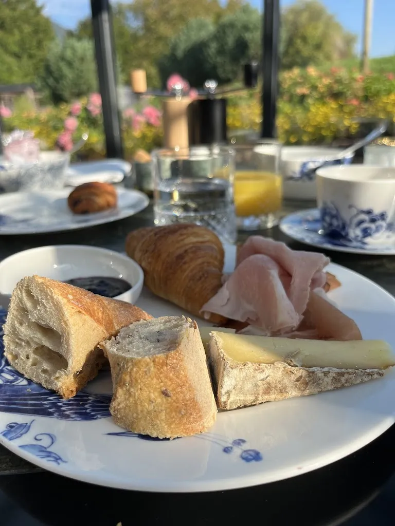 Catherine Heaney_Chateau Brachet_Grésy-sur-Aix_review