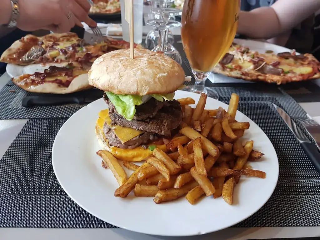 MR G MONTENARD (/G.)_Le Carré d'As_Macé_Bewertung