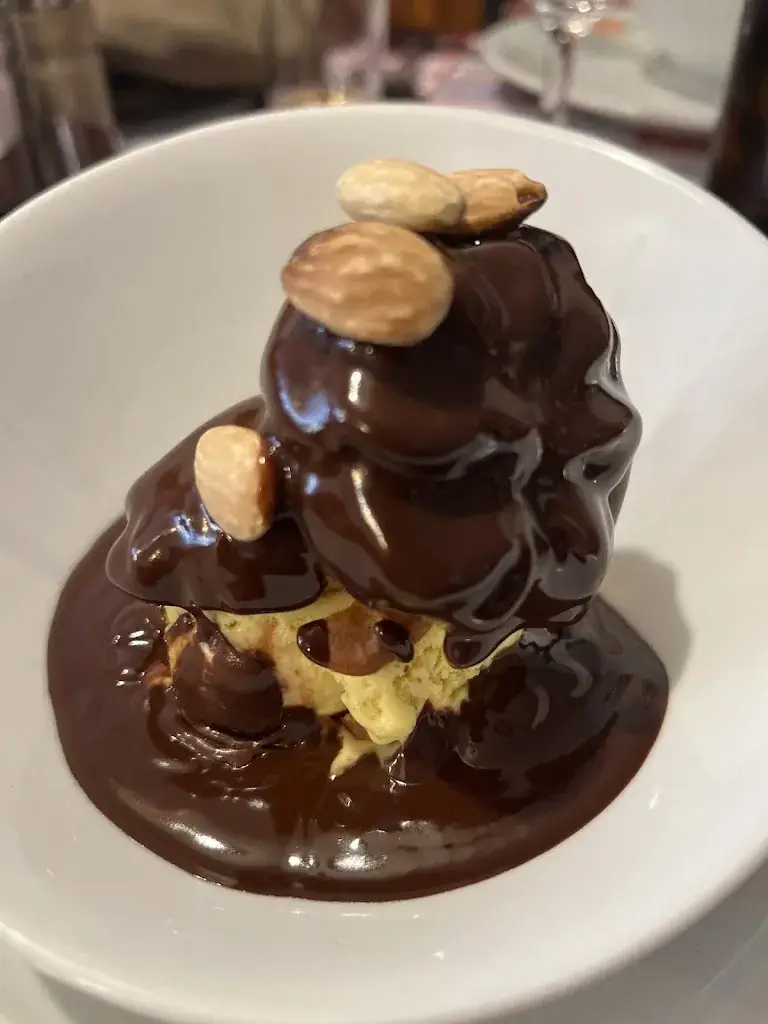 Vika Sun_Taverne de la Paix_Macé_review