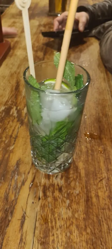 Johnny Lynch_Le Bar D'en Bas_Haye_review