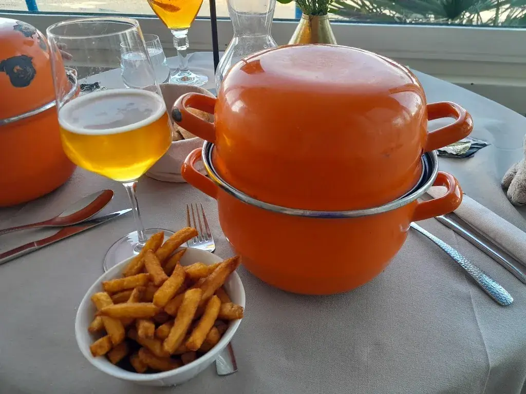 Kathryn Burrows_La Marine_Langrune-sur-Mer_review