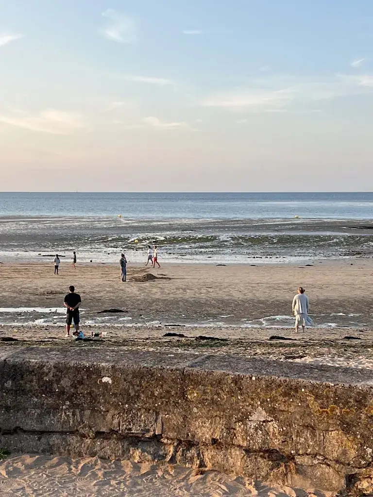 Stephanie Arthur_La Marine_Langrune-sur-Mer_review