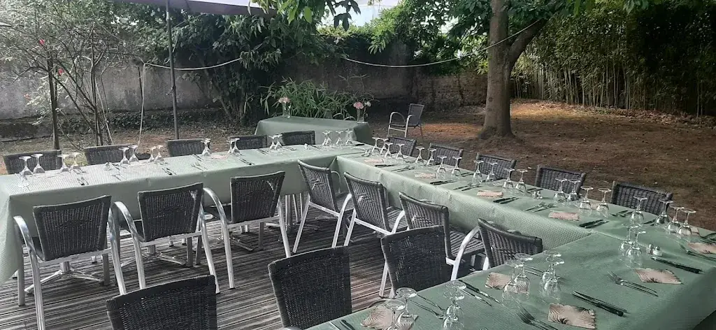 Les Jardins du Menhir Restaurant in Mesnil-Esnard