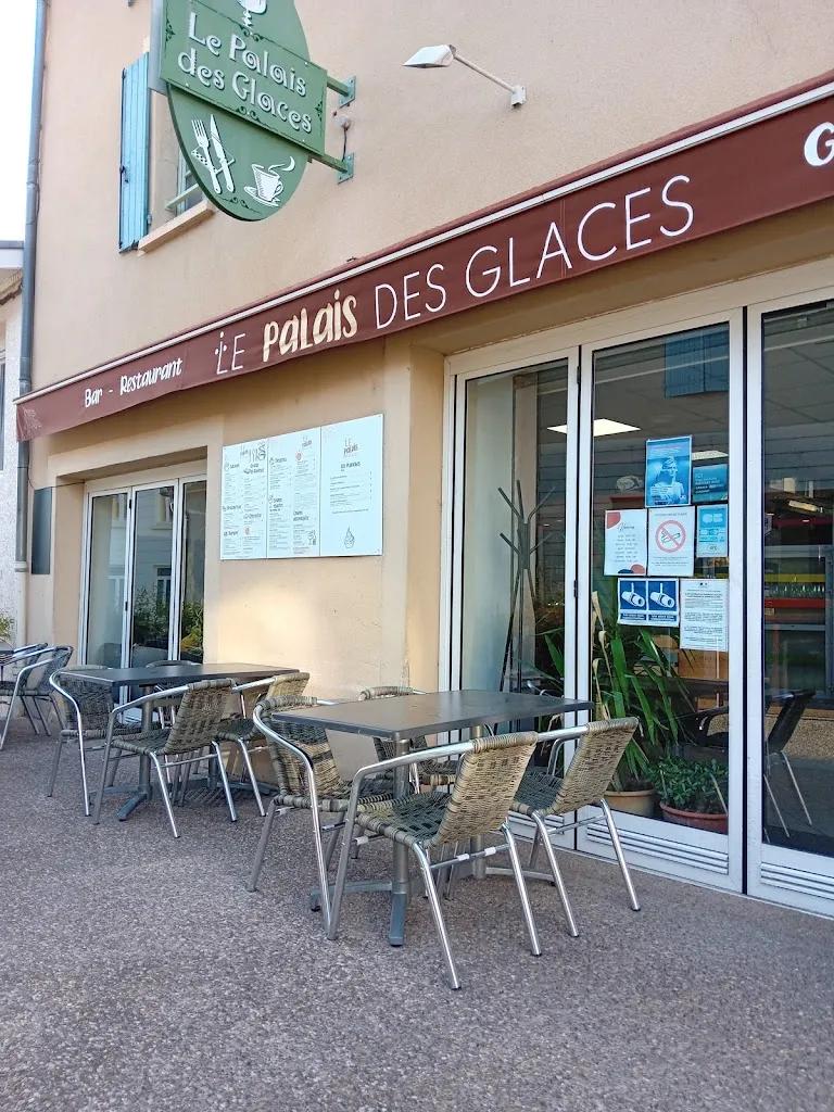 Le Palais Des Glaces Restaurant in Hauterives