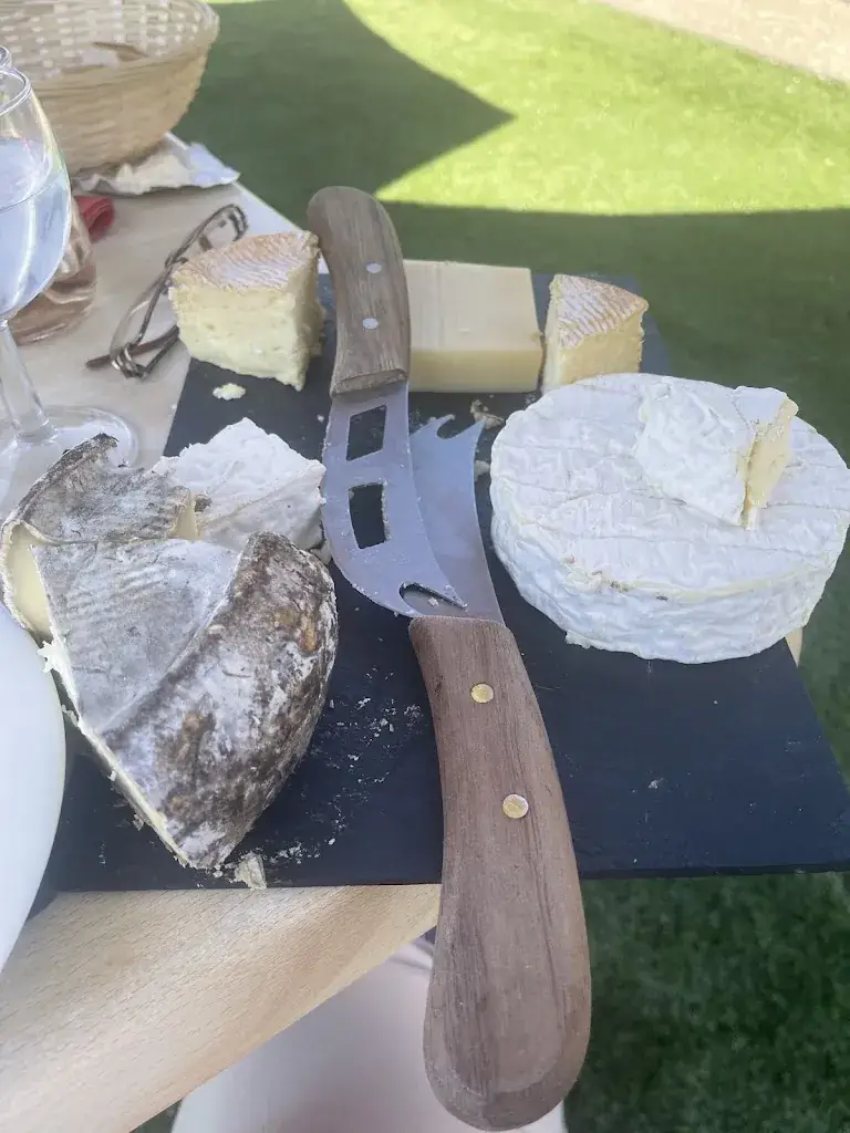 Debbie Hill_Le Jean Bart_Trait_review