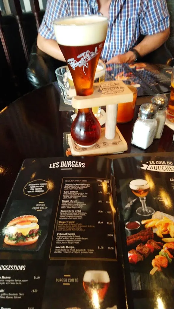 James Strange_Au Bureau_Val-de-Reuil_review