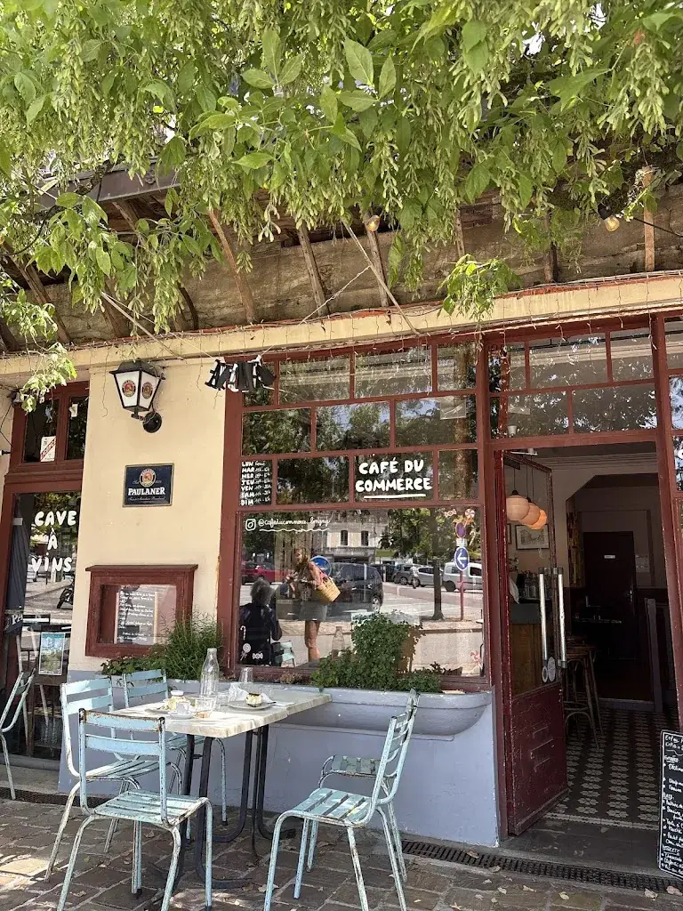 Le Café du Commerce restaurant in Villages