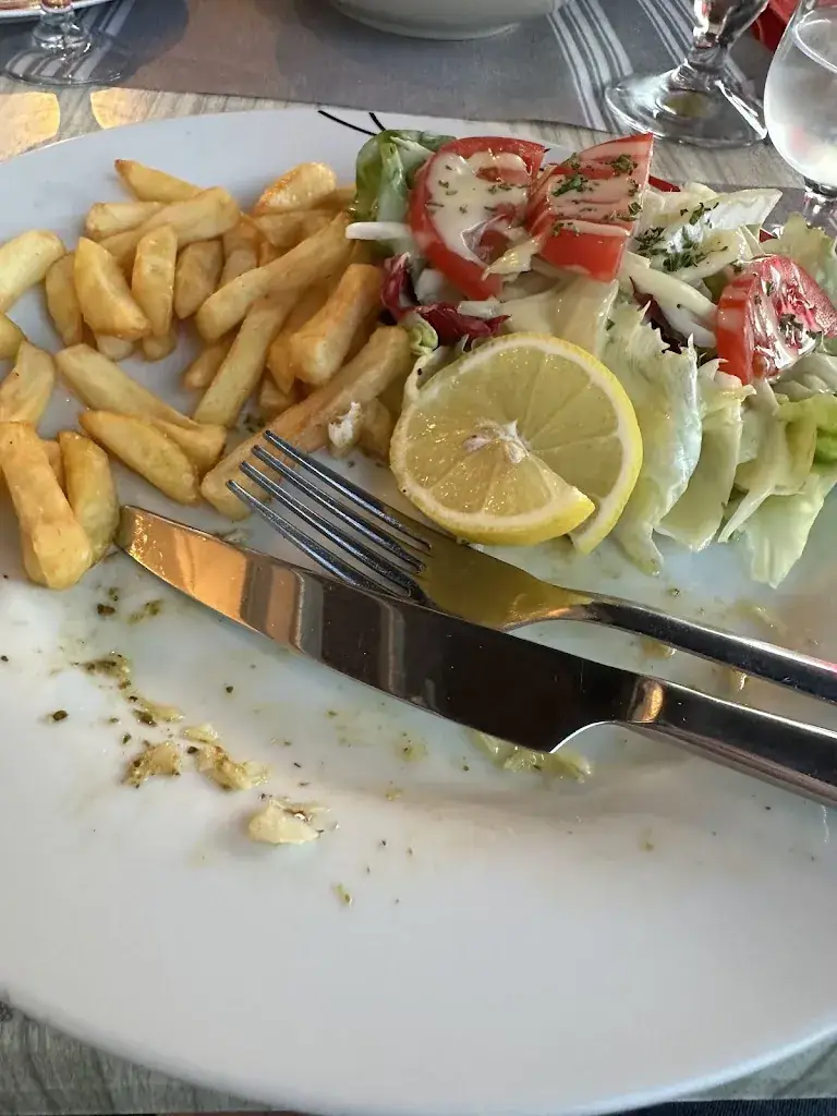 Raul Davidovich_L'esplanade de bagnoles_Normandie_review