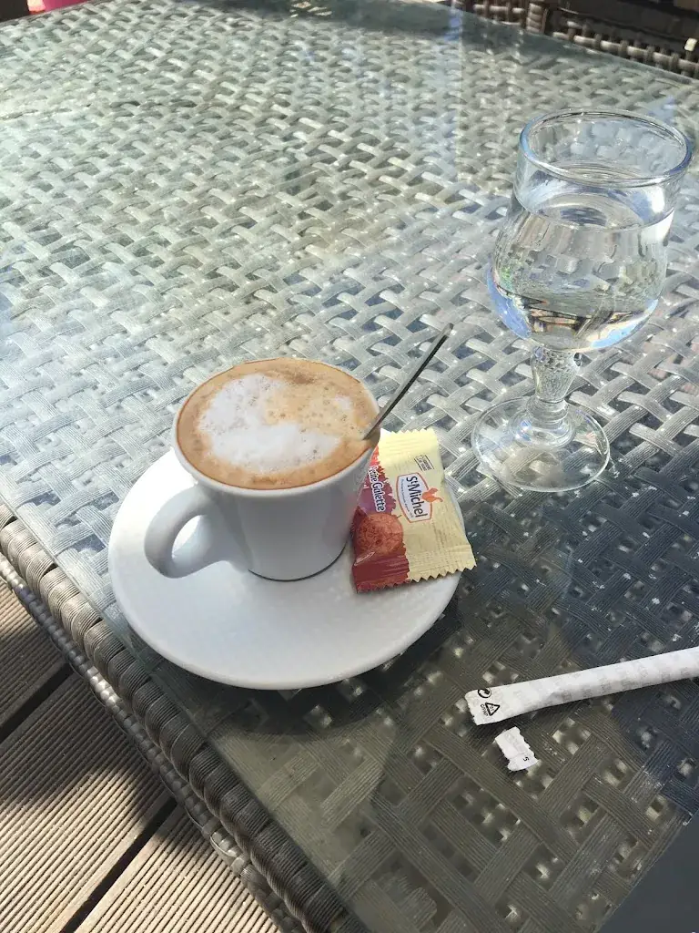 Kensey Young_Les Terrasses du mini golf_Luc-sur-Mer_review