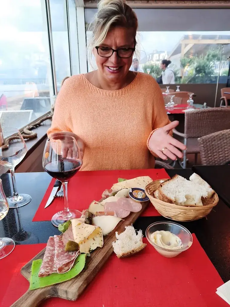 Paul Hannant_Les Terrasses du mini golf_Luc-sur-Mer_review